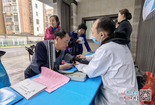 潯陽區(qū)甘棠街道 社區(qū)物業(yè)手牽手 便民服務(wù)心連心 —— 健康咨詢暖人心！